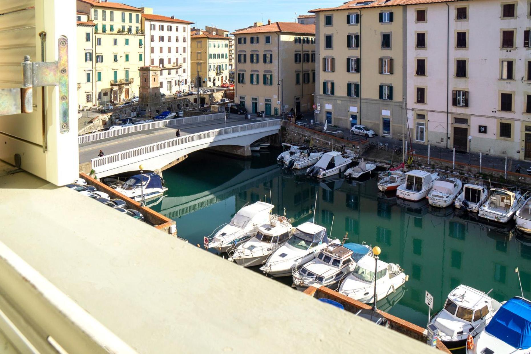 Near The Port-Elegante Appartamento Con Vista Sui Canali Livorno Dış mekan fotoğraf