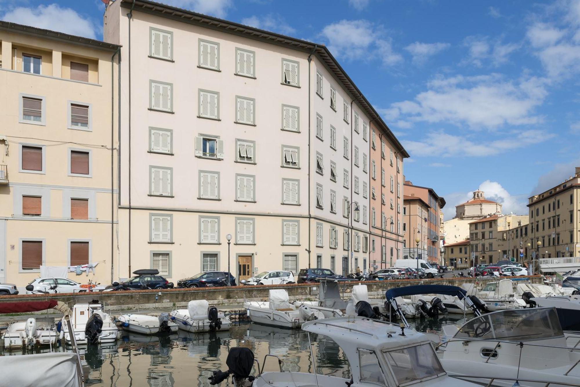 Near The Port-Elegante Appartamento Con Vista Sui Canali Livorno Dış mekan fotoğraf